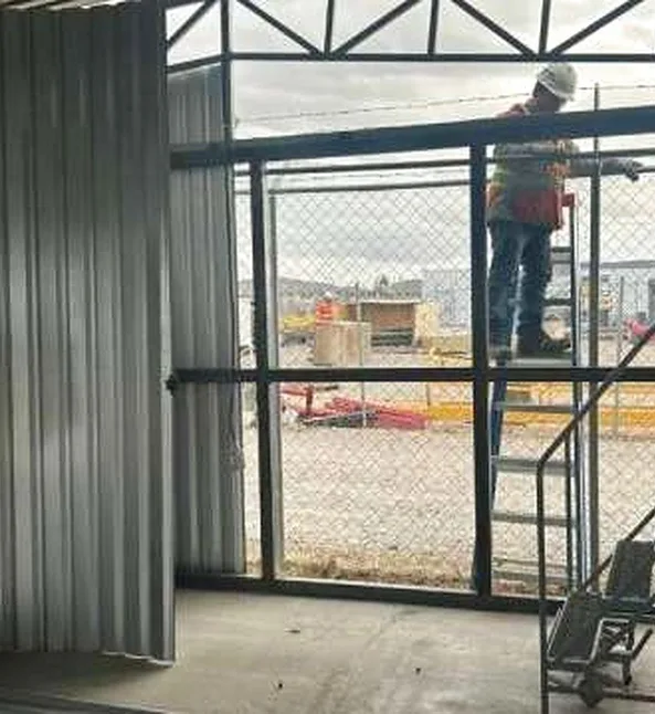 Adecuación de taller con muros metálicos y malla