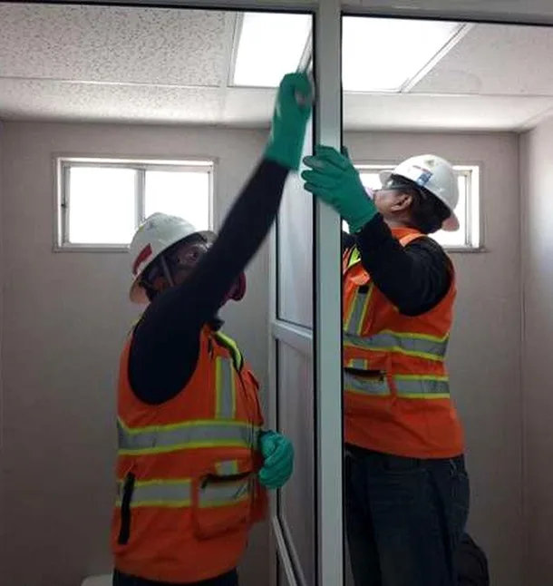 Instalación de cancelería en una oficina