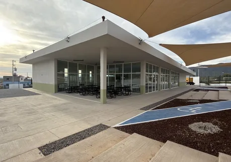 Edificio terminado con terraza y velarias