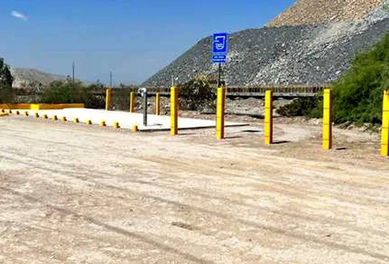 Patio de servicio con bolardos de protección