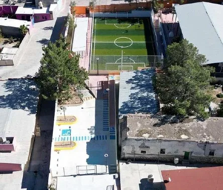 Vista aérea del campo de fútbol y espacios comunitarios