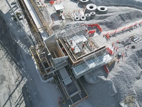 Estructura de concreto en construcción en la operación minera