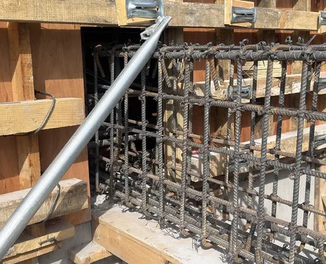 Acero de refuerzo y cimbra del muro de concreto