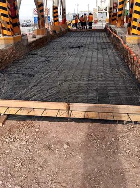 Armado de plataforma de concreto entre estructuras