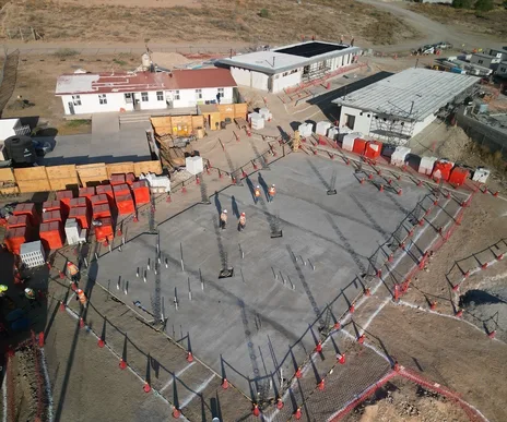 Vista aérea de cimentación y firmes en construcción