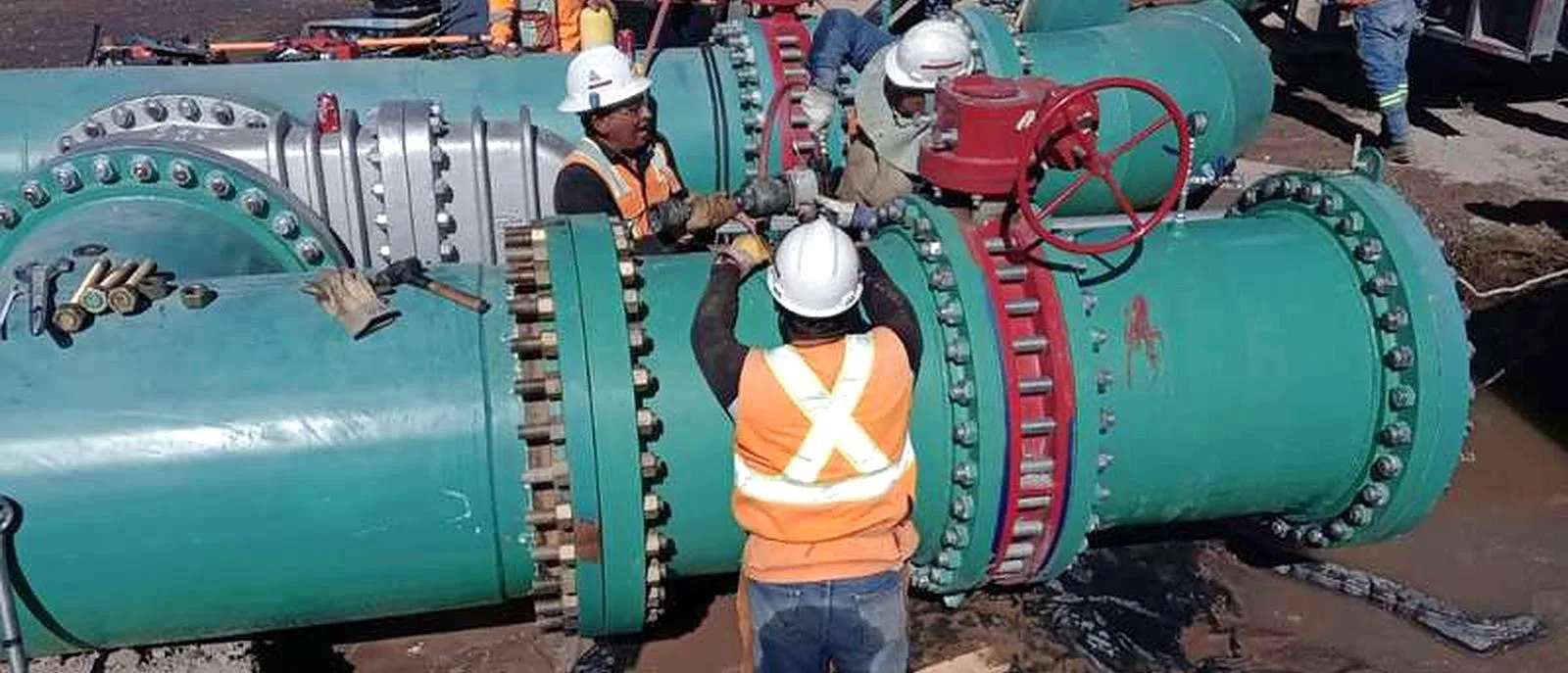 Equipo instalando piezas especiales en una tubería de 42 pulgadas