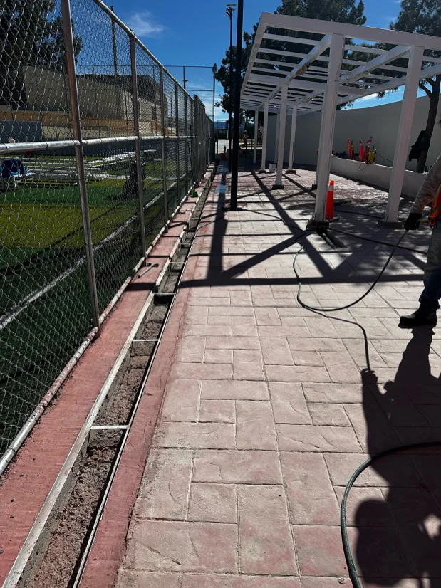 Andador y malla perimetral junto al campo de fútbol