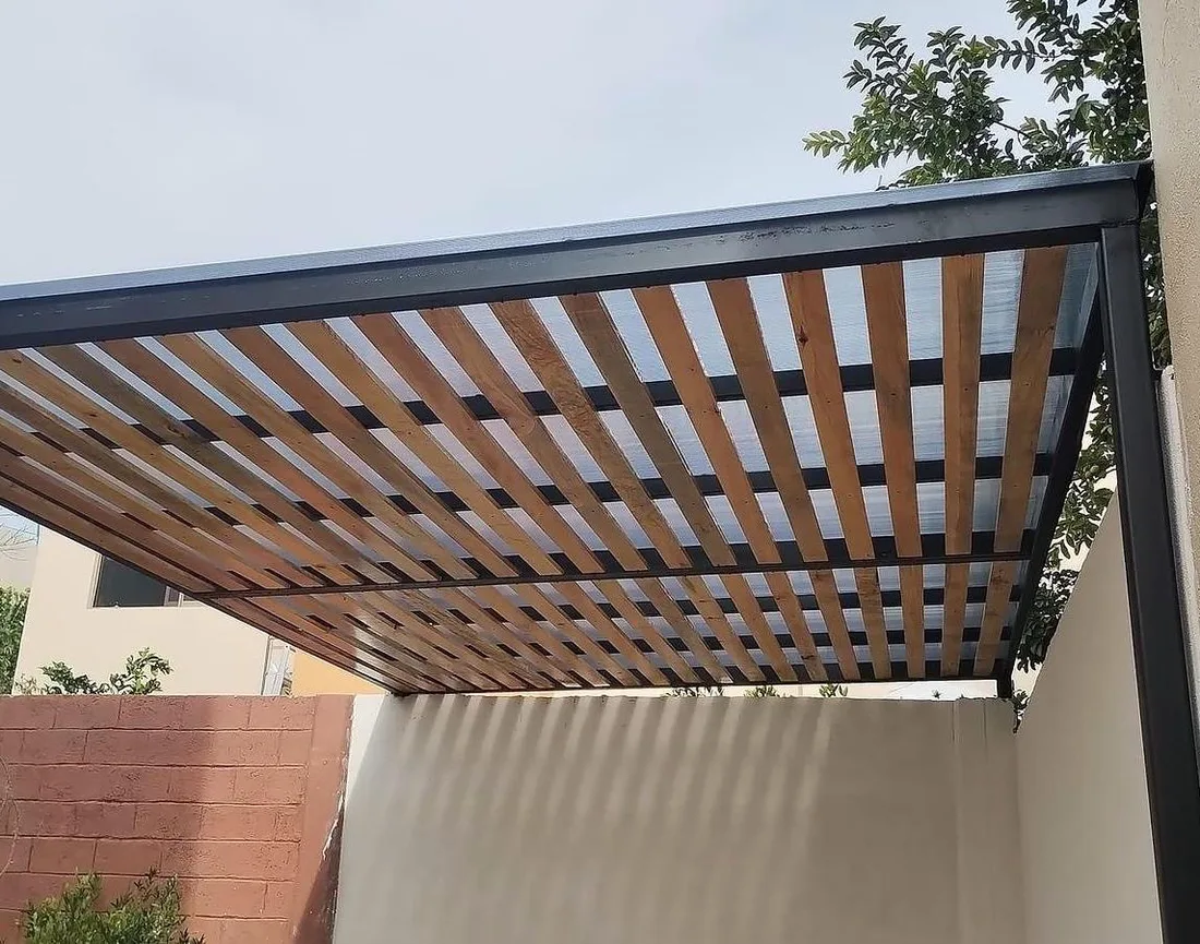Pérgola de estructura metálica con acabado de madera
